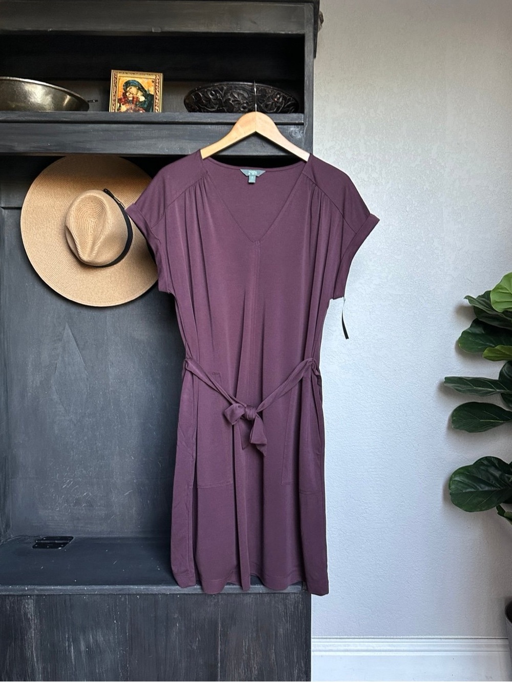 Womens Plus Size Dress / Belted Shift Dress - V-neck Knee Length 0X / 14W